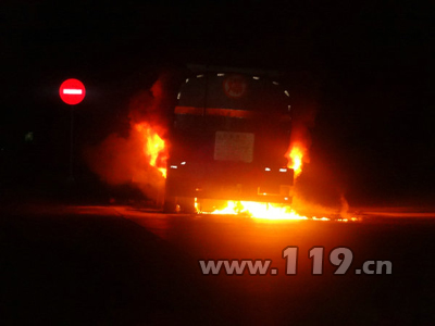 27噸汽油槽罐車著火 臨汾消防鏖戰九小時處置 27噸汽油槽罐車著火 臨汾消防鏖戰九小時處置