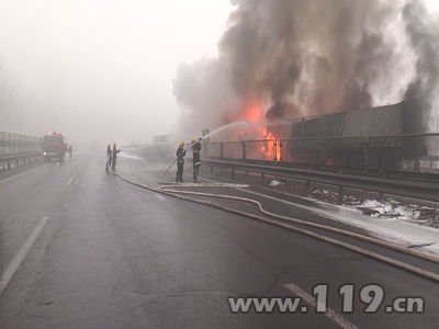 雪天路滑多車相撞 唐山消防火速滅火救援 雪天路滑多車相撞 唐山消防火速滅火救援